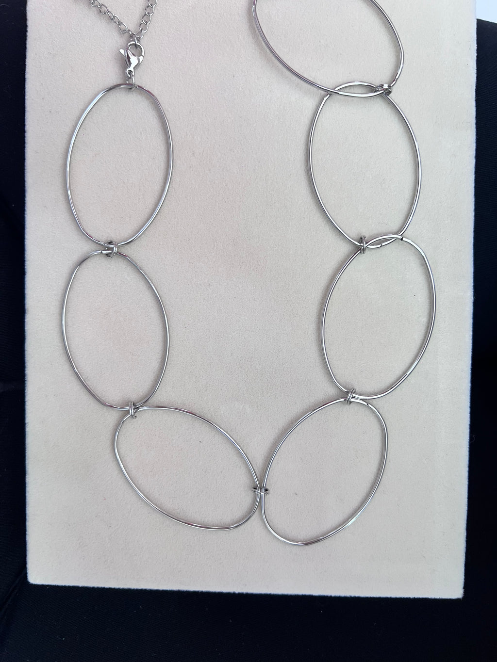 Collar ovalado