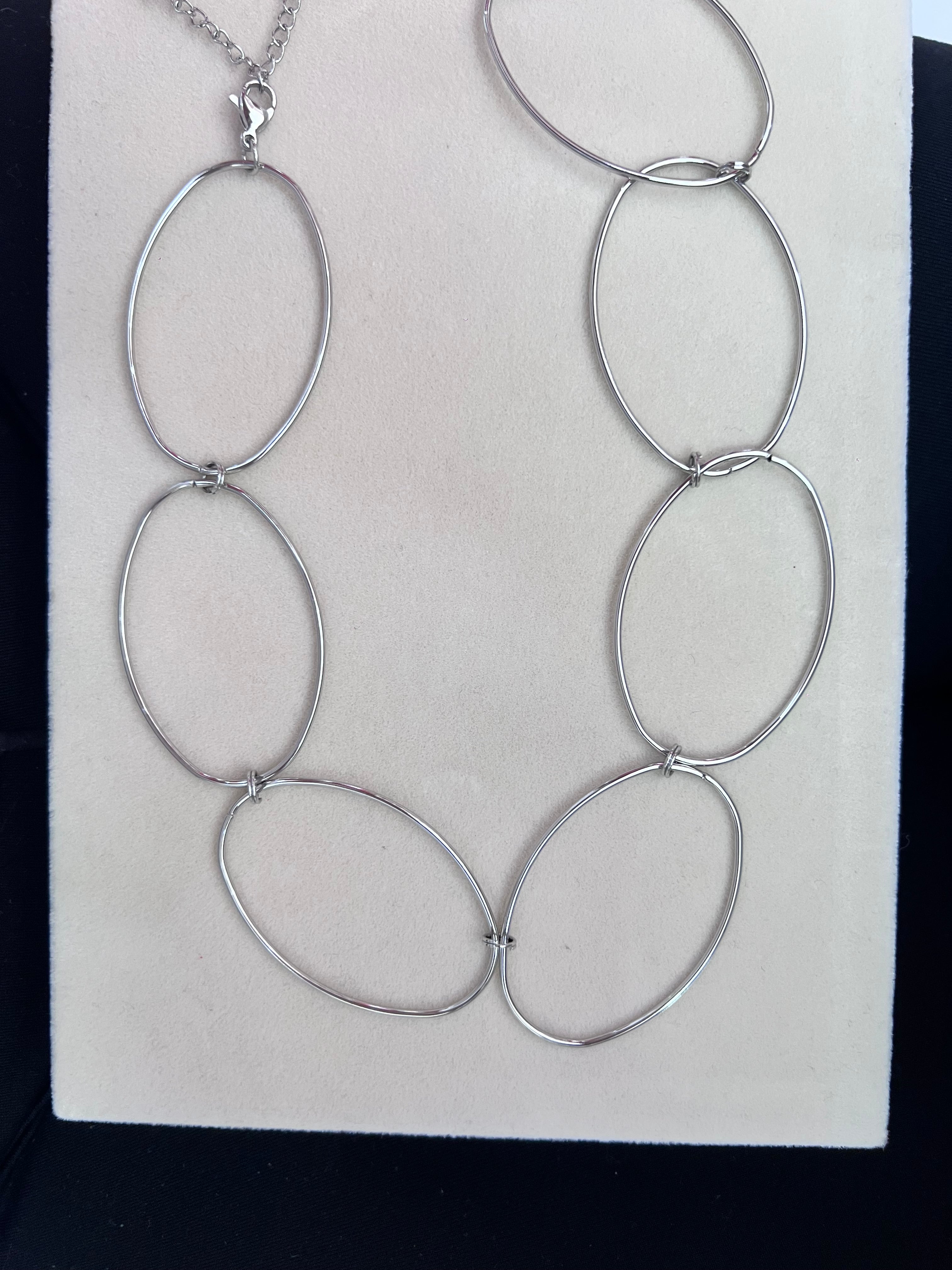 Collar ovalado
