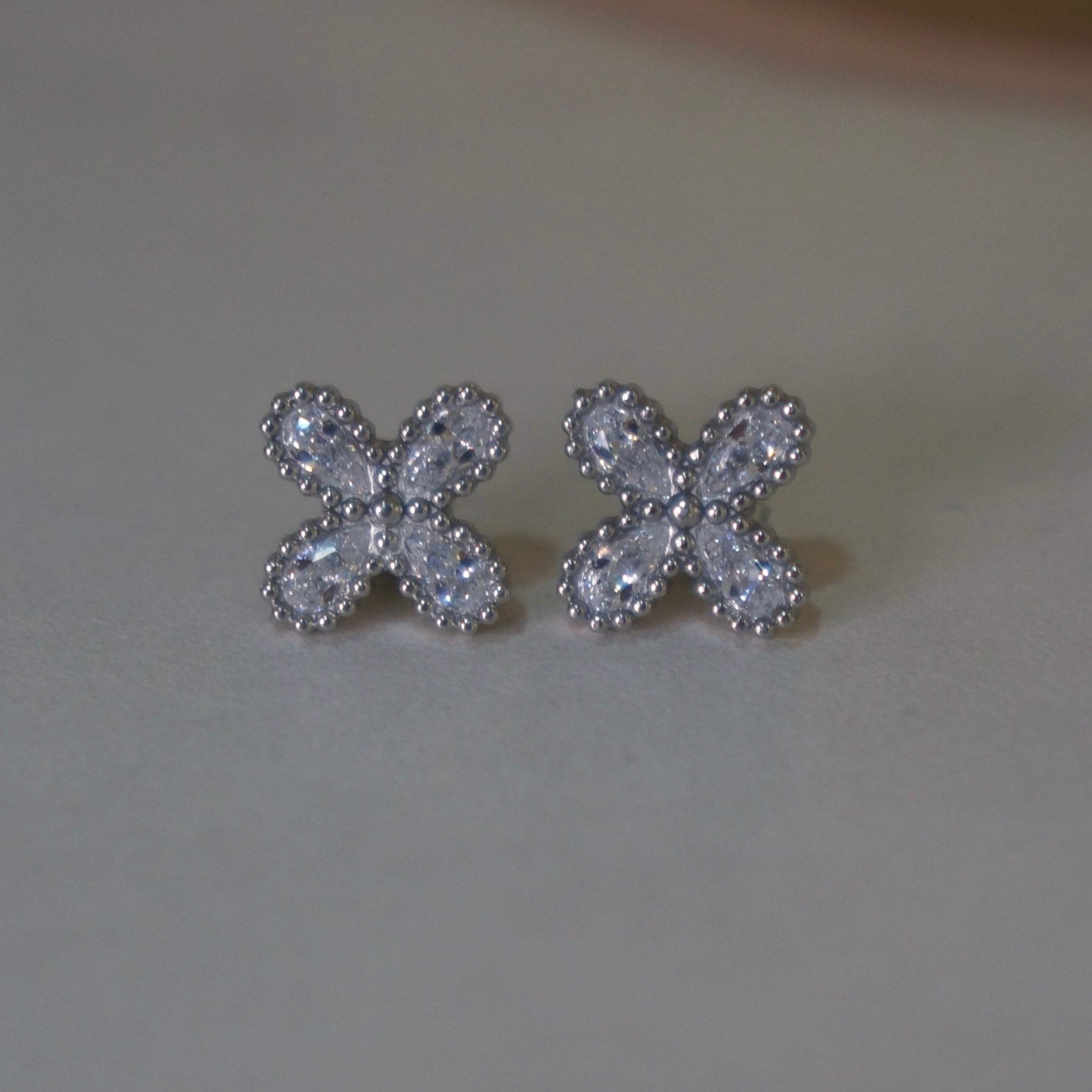 Arete flor plata