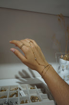 Cadena de mano cristal anular medio y muñeca.
