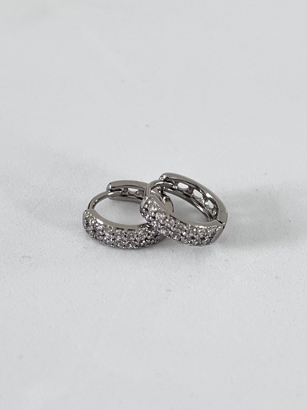 Huggie con brillo plata