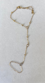 Cadena de mano cristal anular medio y muñeca.